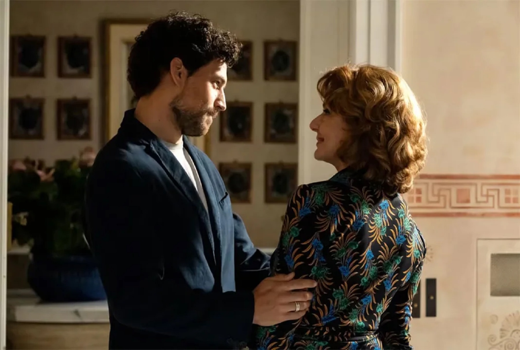 «Engaño» es la serie italiana de Netflix que lidera el top 10 de lo más ...