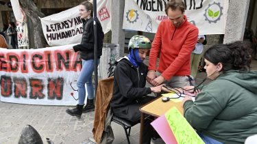 Afuera de la sede Mitre de la UNRN Zona Andina los estudiantes toman la presión, como una acción dentro de la vigilia en defensa de la universidad pública. Foto: Chino Leiva