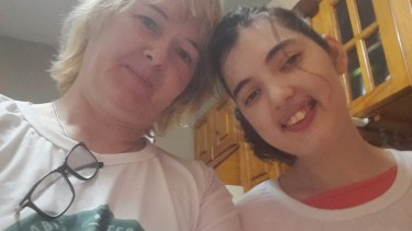 Berta Tachek y su hija Salomé, la emotiva historia detrás de la Ley de Cannabis Medicinal de Chubut. Foto: Gentileza. 