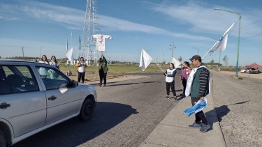 La Unter Catriel realizó este viernes su correspondiente paro zonal  y protestó en la ruta.  Foto: Gentileza