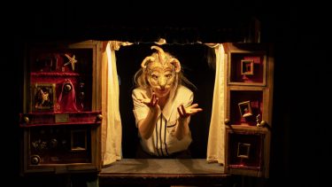 Yorik asoma desde el interior de ese gabinete de curiosidades que funciona como un objeto narrador en la dramaturgia de “Expediente Ofelia”.