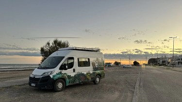 Guido en su motorhome y con sus tres perros recorrió el país durante siete  meses. Foto Guido Rodríguez. 