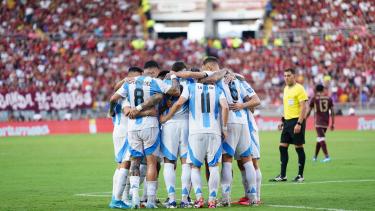 El plantel argentino arribó a Ezeiza este viernes al mediodía y desde allí partieron rumbo al predio Lionel Messi.