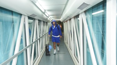 Leandro Paredes llegando, con el resto de la delegación argentina, a Buenos Aires este viernes.
