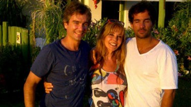 Graciela Alfano junto a sus hijos Gonzalo y Francisco.