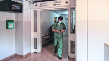 El hombre apuñalado entró la noche del lunes en el hospital Ramón Carrillo de Bariloche donde lo operaron de urgencia y este martes permanecía internado. (foto de archivo)