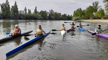 Práctica deportiva en una de las tres escuelas de canotaje que hay en General Conesa.