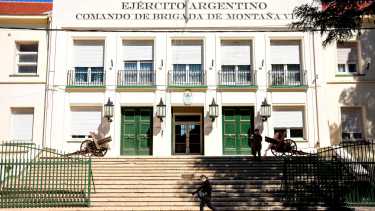 El edificio del Comando de la Sexta Brigada del Ejército, en pleno centro de Neuquén. En torno de él hay propiedades muy valiosas.