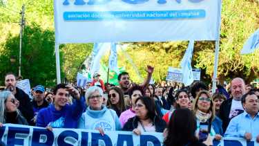 Estudiantes mantienen una toma abierta en la Universidad del Comahue y marcharán este viernes en Neuquén. (Foto: Ceci Maletti).