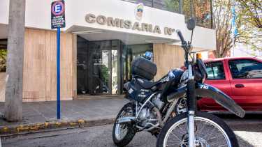 La comisaría Primera, en el centro de Neuquén, no tiene alcaidía y están alojadas cuatro personas. (Cecilia Maletti)