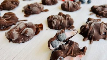 Bocaditos refrescantes de yogurt y frutas para combatir el calor