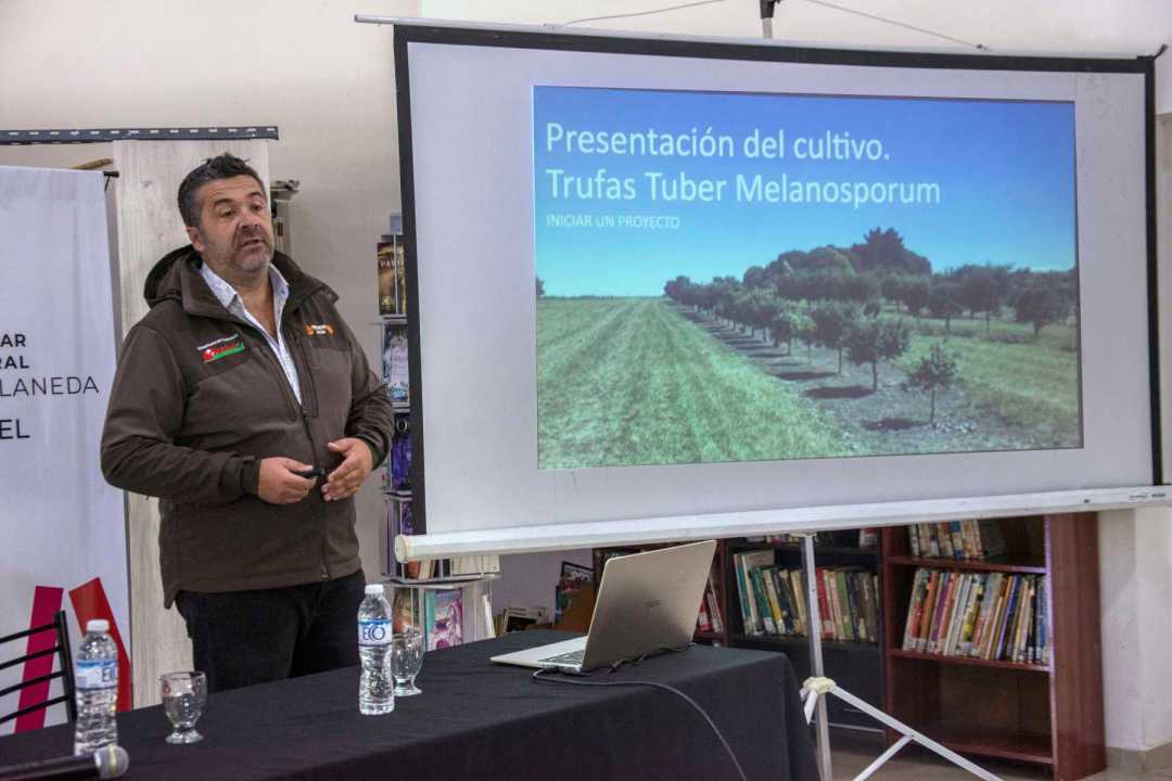 Lionel Masbou, asesor en truficultura, disertando en Choele Choel. Foto: Cecilia Maletti.