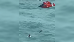 Video | Huracán Milton: el increíble rescate de un hombre quedó naufragando arriba de una heladera