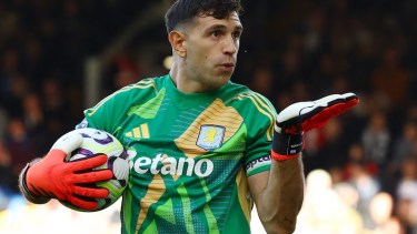 La reacción del Dibu tras atajar el penal (Foto: Reuters/Andrew Boyers)
