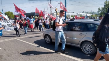 Ayer la Unter junto a organizaciones sociales y universidades encabezó una protesta en la Ruta 22, en Roca, en el cierre del esquema de paros zonales. Foto: Alejandro Carnevale