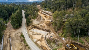 La circunvalación de Villa la Angostura es una de las pocas obras cuyos pagos son a cuentagotas. Foto archivo.