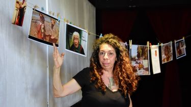 La actriz y directora de teatro reconstruyó su identidad e historia, de a partes. Foto: Cecilia Maletti