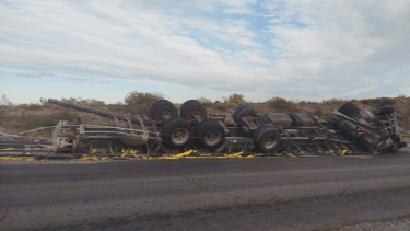 Volcó un camión en la Ruta 7, entre Añelo y Rincón de los Sauces, este miércoles. (Gentileza).