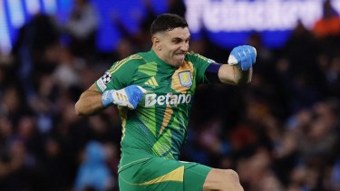 Dibu Martínez fue reconocido por sus atajadas en la Champions League.