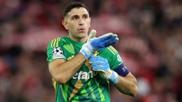 Dibu Martínez tuvo una atajada clave en el triunfo de Aston Villa.