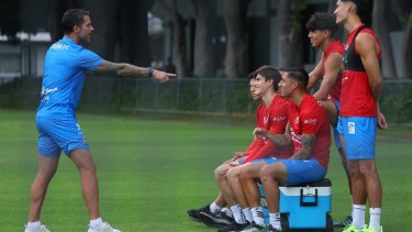 Fernando Gago mantuvo una charla con el plantel de Chivas.