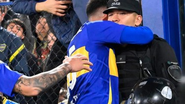 Miguel Merentiel anotó el gol de Boca y festejó con un policía.