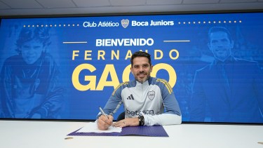 Fernando Gago firmó su contrato como DT de Boca.