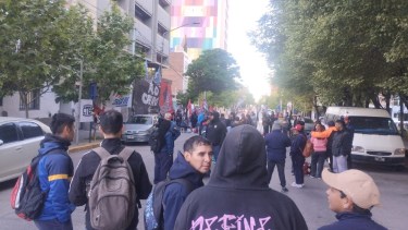 Martes de protesta en Neuquén: organizaciones sociales cortan en La Rioja y Roca. 