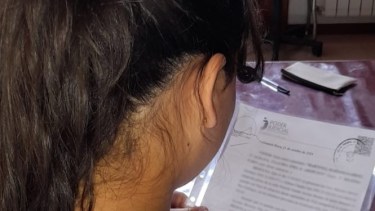 La niña recibió, este martes, de la manos de la jueza de Familia la sentencia de adopción plena. Foto: gentileza