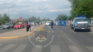 Murió una mujer atropellada sobre la Ruta 22 en Neuquén: investigan si una camioneta pasó en rojo