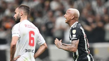 Deyverson fue la gran figura de Mineiro y facturó por duplicado. (AFP)