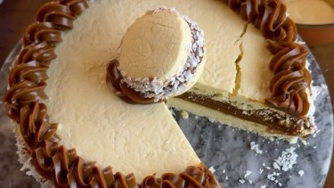 Torta alfajor de maicena gigante, una receta casera y fácil