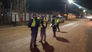 Quiso matar con un cuchillo a dos jóvenes que salían de un boliche en Añelo: un policía presenció los ataques