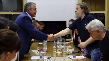 Rolando Figueroa y Marcelo Guagliardo sellaron el acuerdo salarial para ATEN. Foto: gentileza.