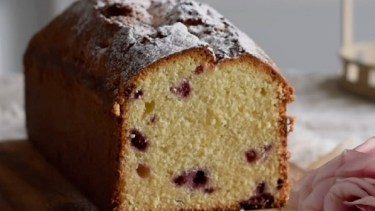 Budín matero de coco, lima y frambuesas para la merienda