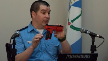 El oficial principal Cisterna con una Byrna, en la comisión de Derechos Humanos de la Legislatura. (Archivo/Gentileza)