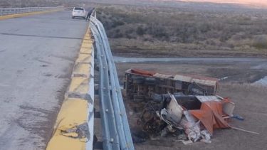 Un camión cayó en un puente del norte neuquino. Foto: gentileza Fm Patagonia (Chos Malal)