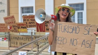 Protesta contra el turismo masivo en Islas Canarias. Foto gentileza. 