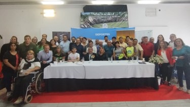Integrantes de la CCO junto a autoridades locales y provinciales en el lanzamiento de la histórica competencia. Facebook Bien de Allen.