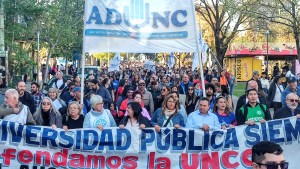 Marcha universitaria: más de 25 mil personas en Neuquén y masivas movilizaciones en Río Negro