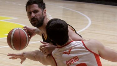 Fabián Sahdi fue la gran figura del Decano, que superó a Centro Español y sigue en lo más alto. (Oscar Livera)
