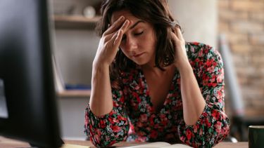 El dolor de cabeza puede ser un síntoma de ausencia de hierro en el organismo. Foto gentileza. 