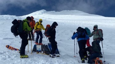 Sanción a turistas extranjeros y un guía argentino por escalar el Volcán Villarica en Chile 