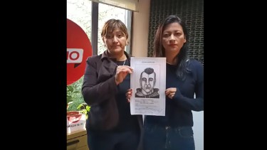 Carina y Natalia, madre y hermana de Matías, con el identikit.