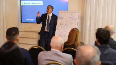Rolando Figueroa en la reunión que tuvo con ministros y diputados. Foto: gentileza.