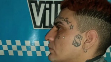 Martín Guiñez cuando fue detenido, tras el crimen de su padre y una joven, en Roca.