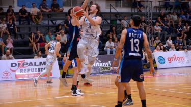Mariano Marina tuvo otro gran partido en Depo Viedma, que mira a todos desde arriba.