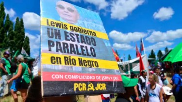 Además de las acciones en la Justicia, el reclamo par habilitar el camino a Lago Escondido ha generado varias movilizaciones. (archivo)