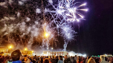 Los fuegos artificiales eran un clásico para despedir el año en Las Grutas. Está prohibido su estruendo, y planean hacer un show inclusivo