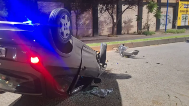 Vuelco en el centro de Roca: dos heridas por intentar esquivar una valla